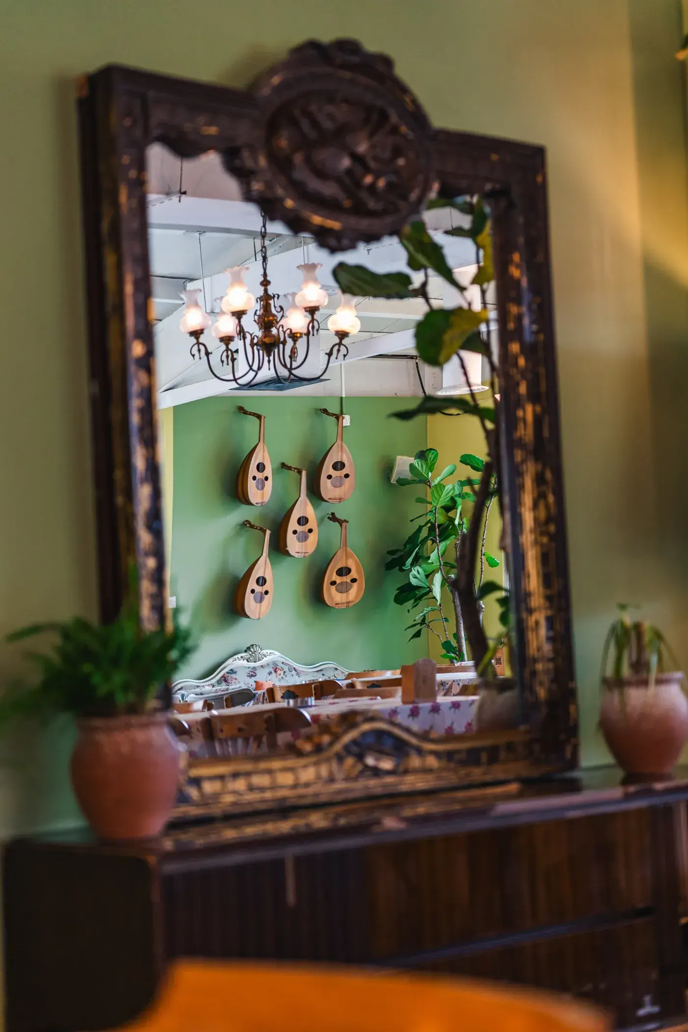 The great mirror and chandelier in the dining room, Al Falamanki Dubai