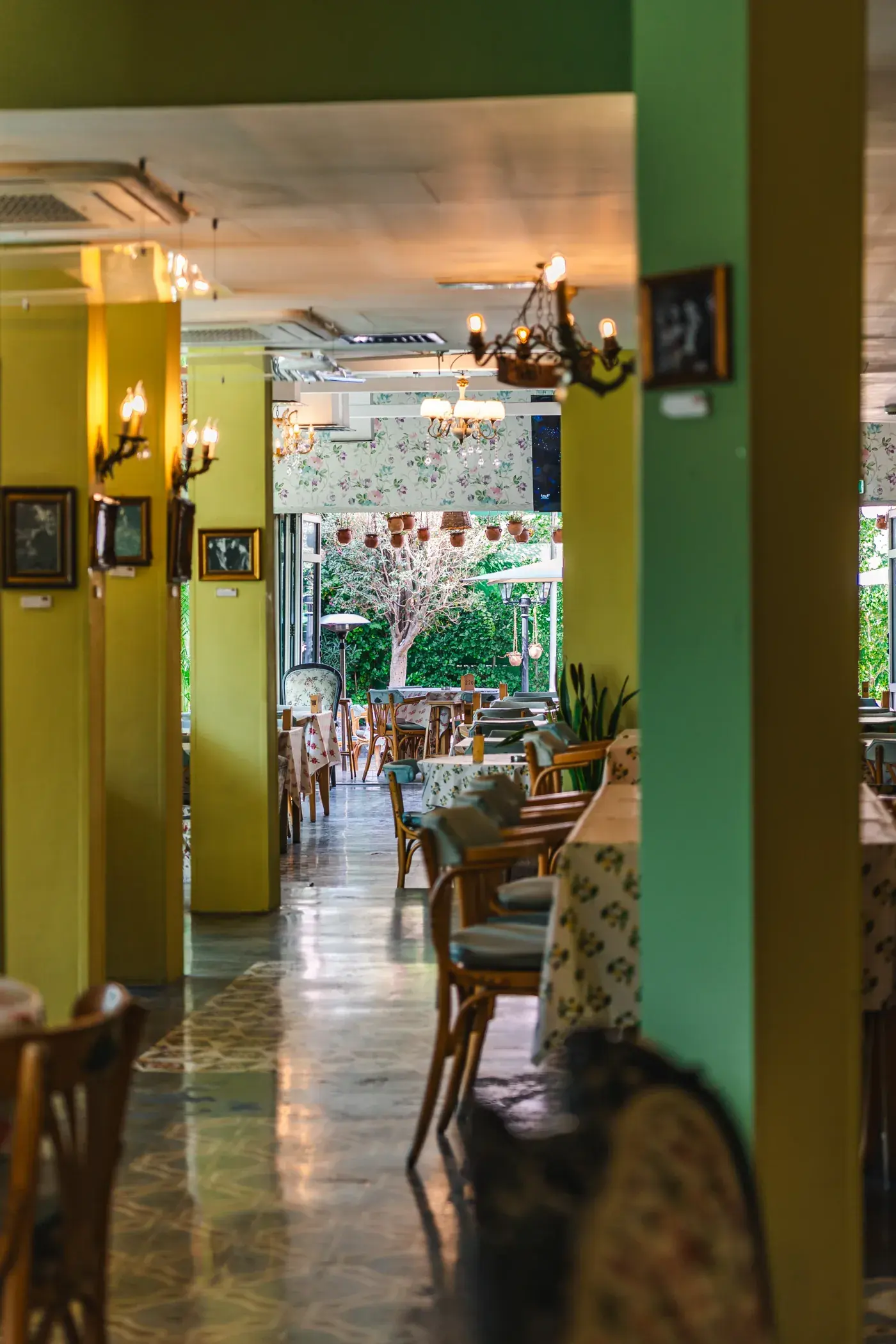 The hallway between the dining rooms, Al Falamanki Dubai